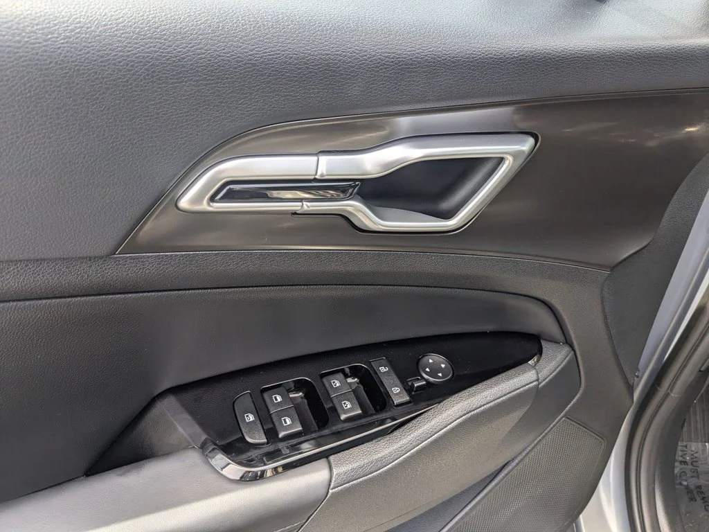 Used 2025 Everlasting Silver Kia EX image 12