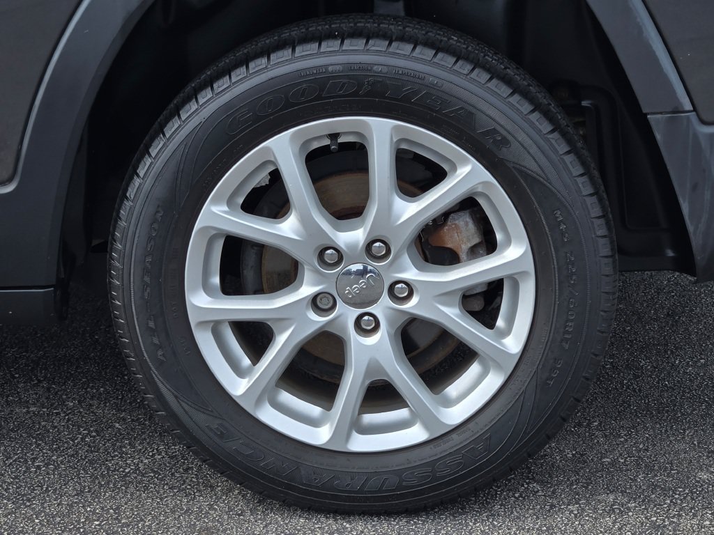 Used 2014 Crystal Metallic Jeep Latitude image 14