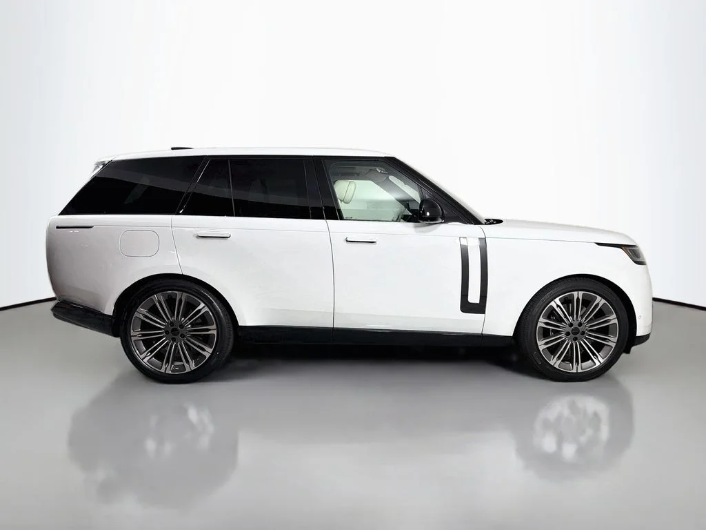 New 2026 Fuji White Land Rover SE image 4