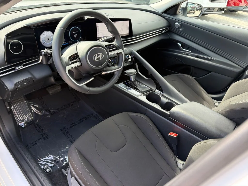 Used 2024 White Hyundai SEL image 13