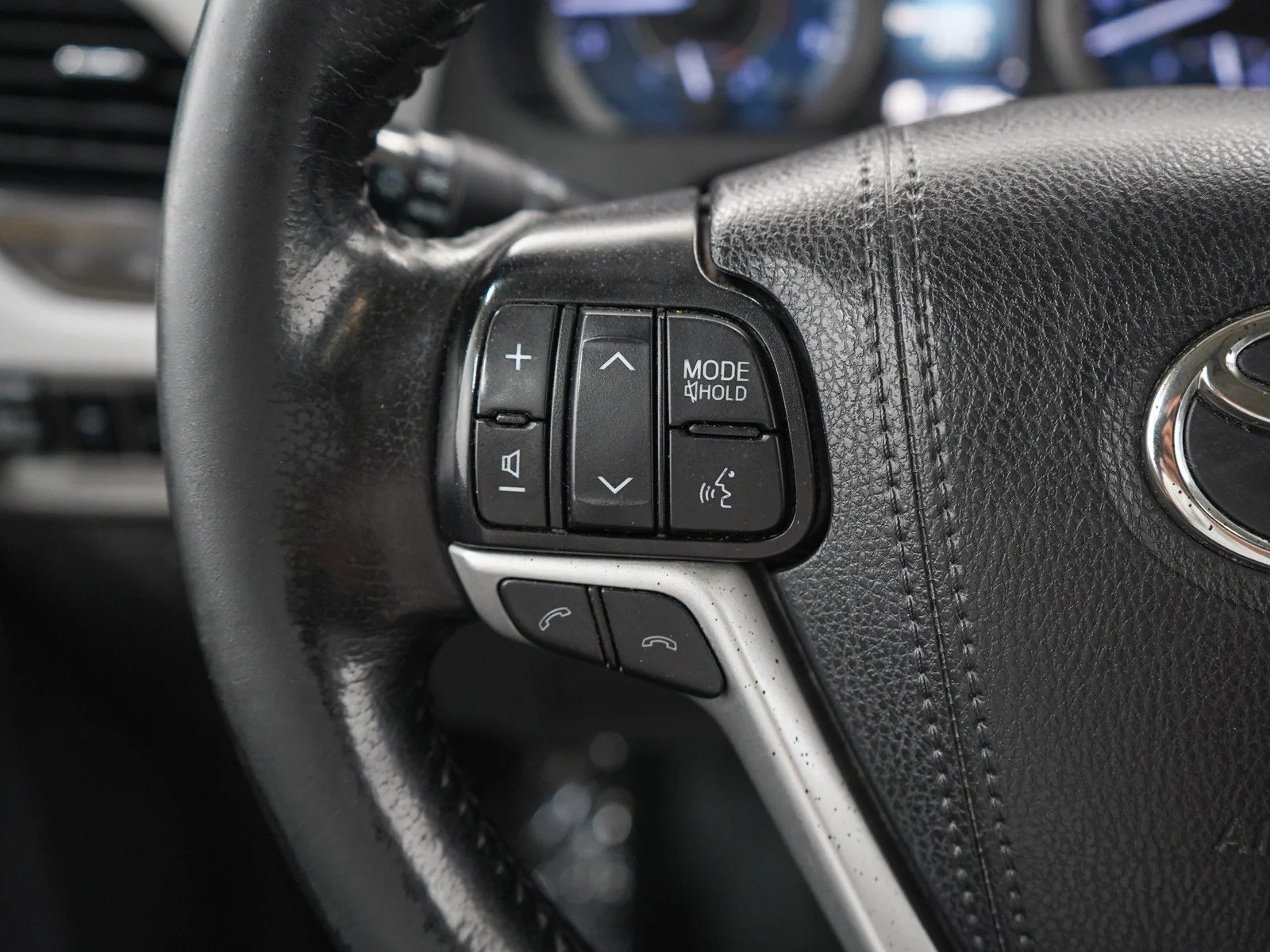 Used 2019 Gray Toyota XLE image 25