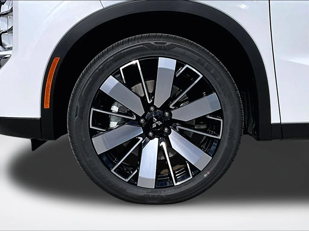 New 2026 White Mitsubishi SE image 14