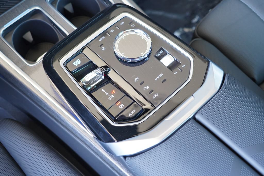 New 2026 Black Sapphire Metallic BMW M70 image 18