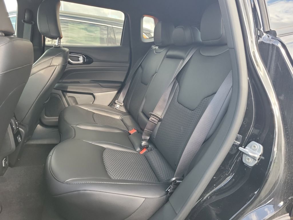 New 2026 Diamond Black Crystal Pearlcoat Jeep Latitude image 7