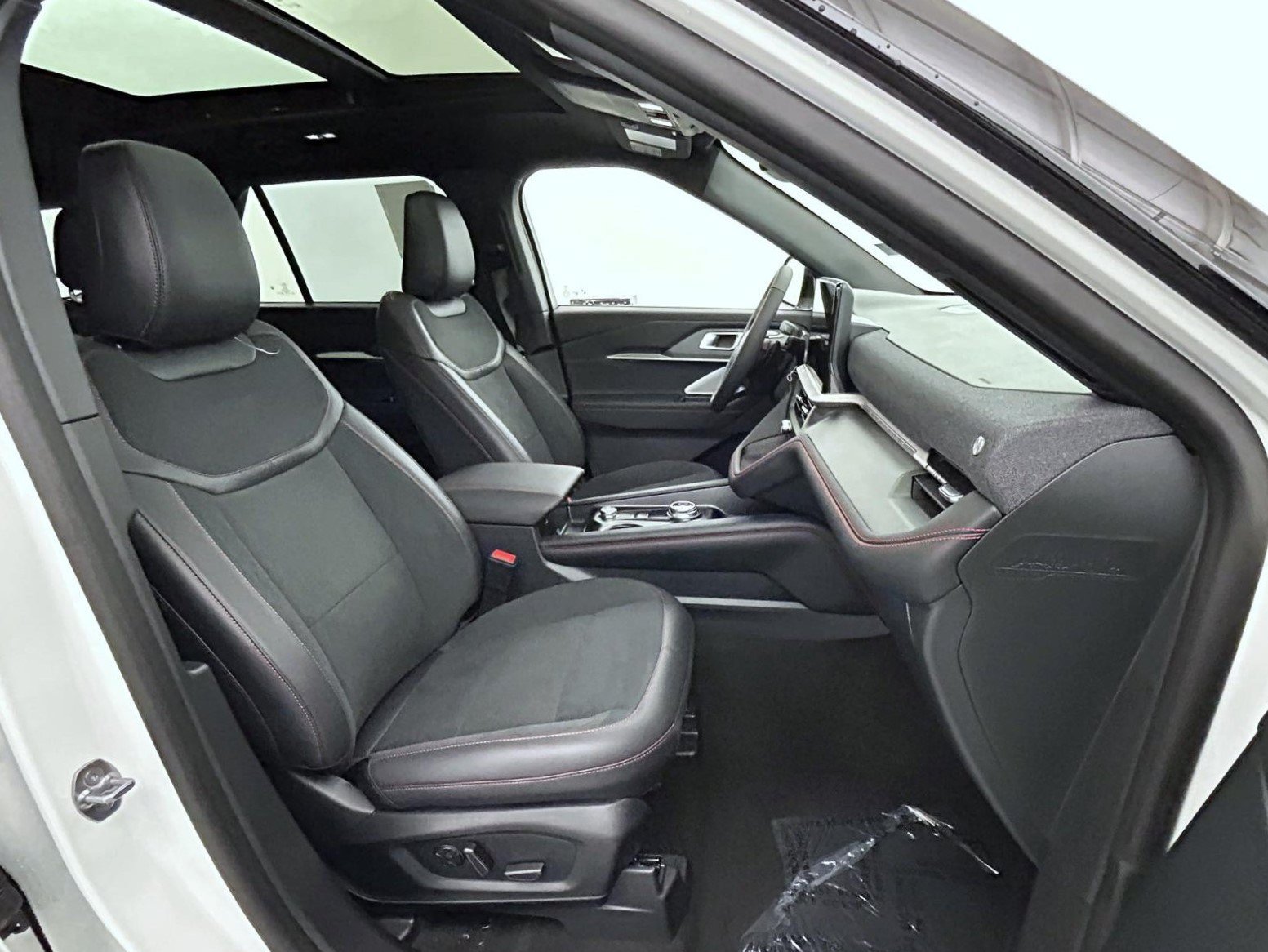 New 2027 Star White Metallic Tri-Coat Ford ST image 15