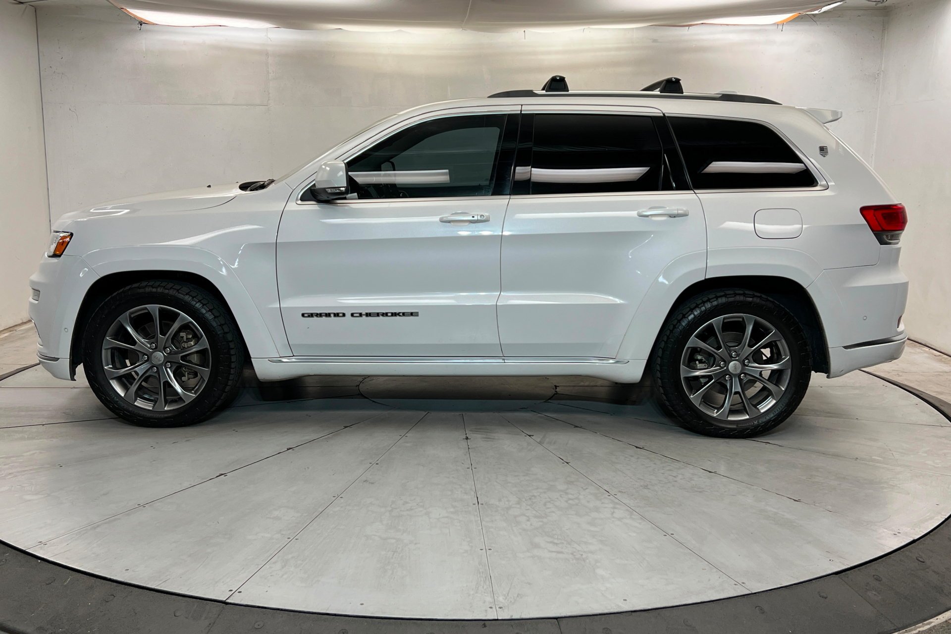 Used 2021 Ivory 3-Coat Jeep Summit image 2