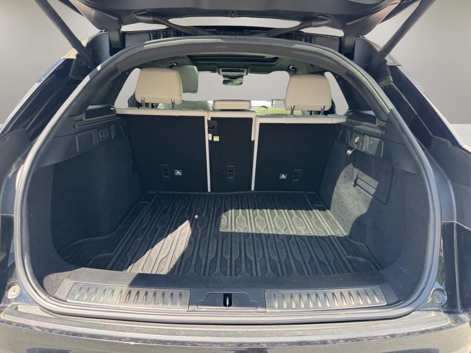 Used 2020  Land Rover R-Dynamic S image 10