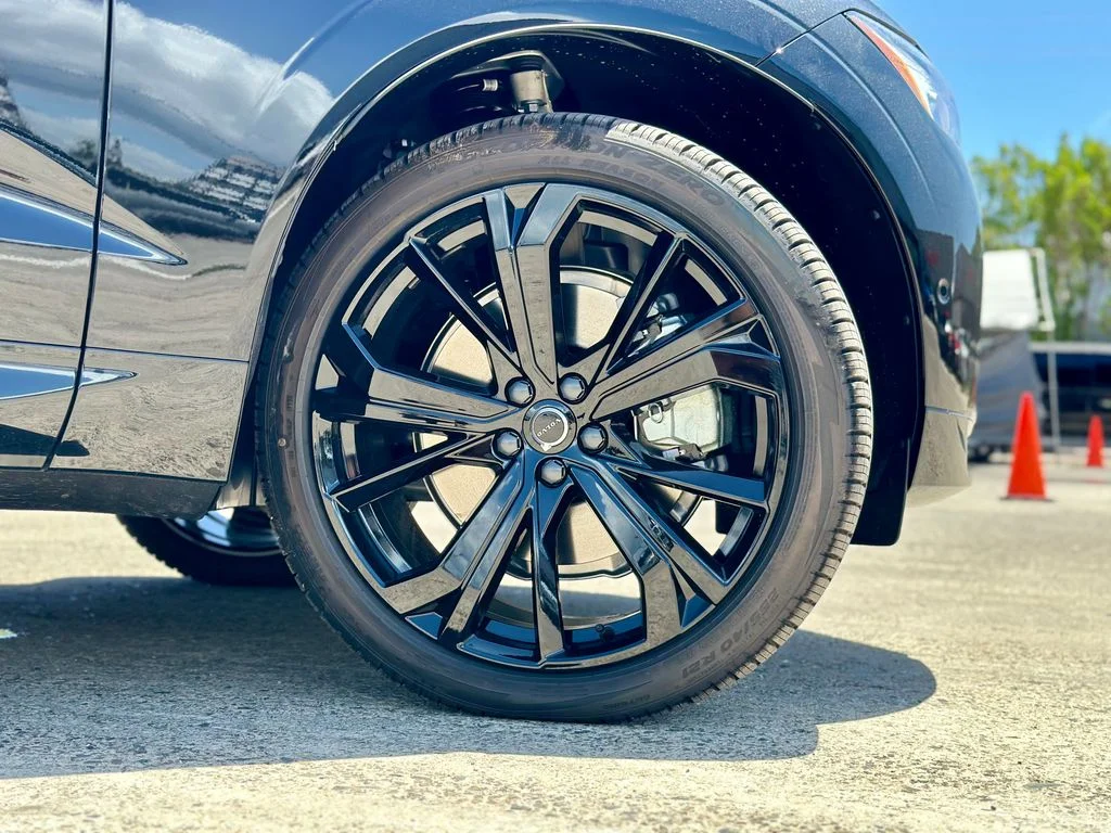 New 2026 Black Volvo T8 Ultra Black Edition image 2
