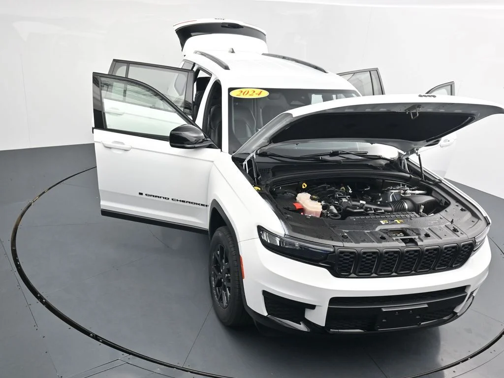 Used 2024 White Jeep Altitude image 35