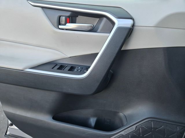 Used 2019 Silver Toyota XLE image 17