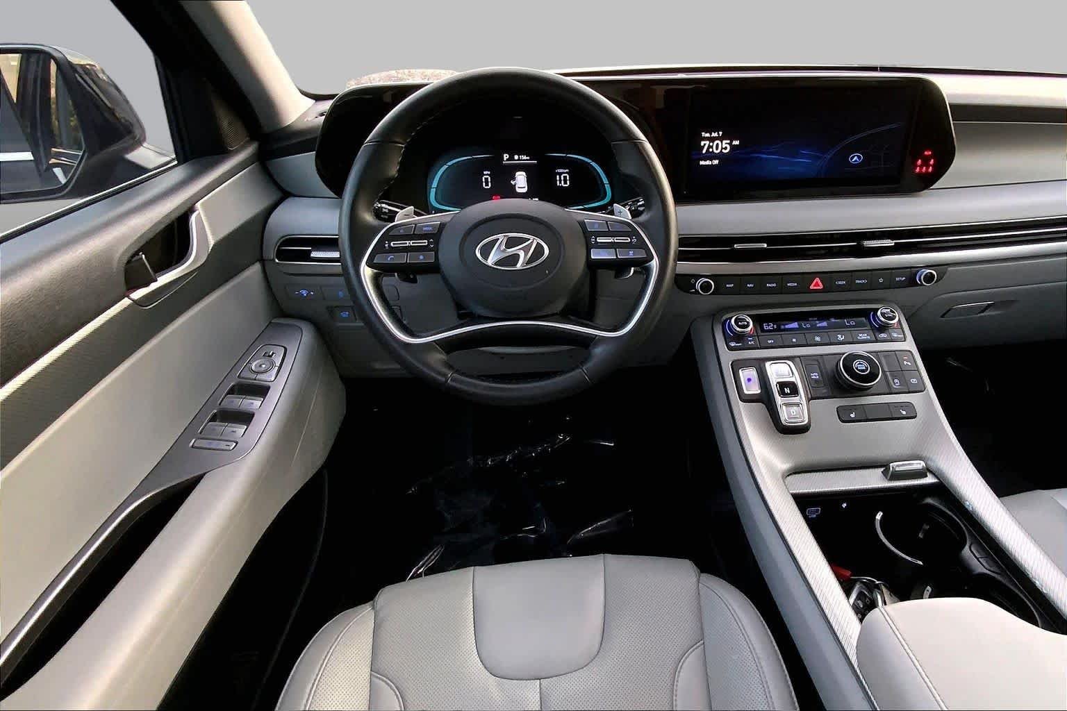 Used 2024 Abyss Black Pearl Hyundai SEL 7P image 6