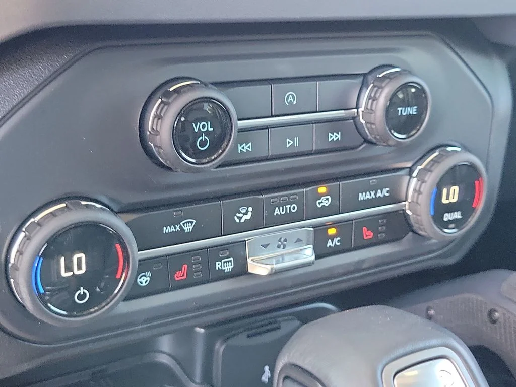 Used 2025 Desert Sand Ford Badlands image 25