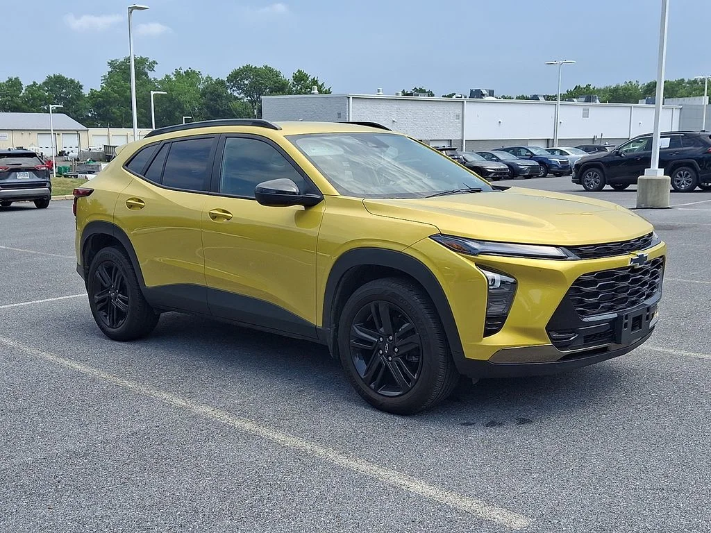 Used 2025 Yellow Chevrolet ACTIV image 3