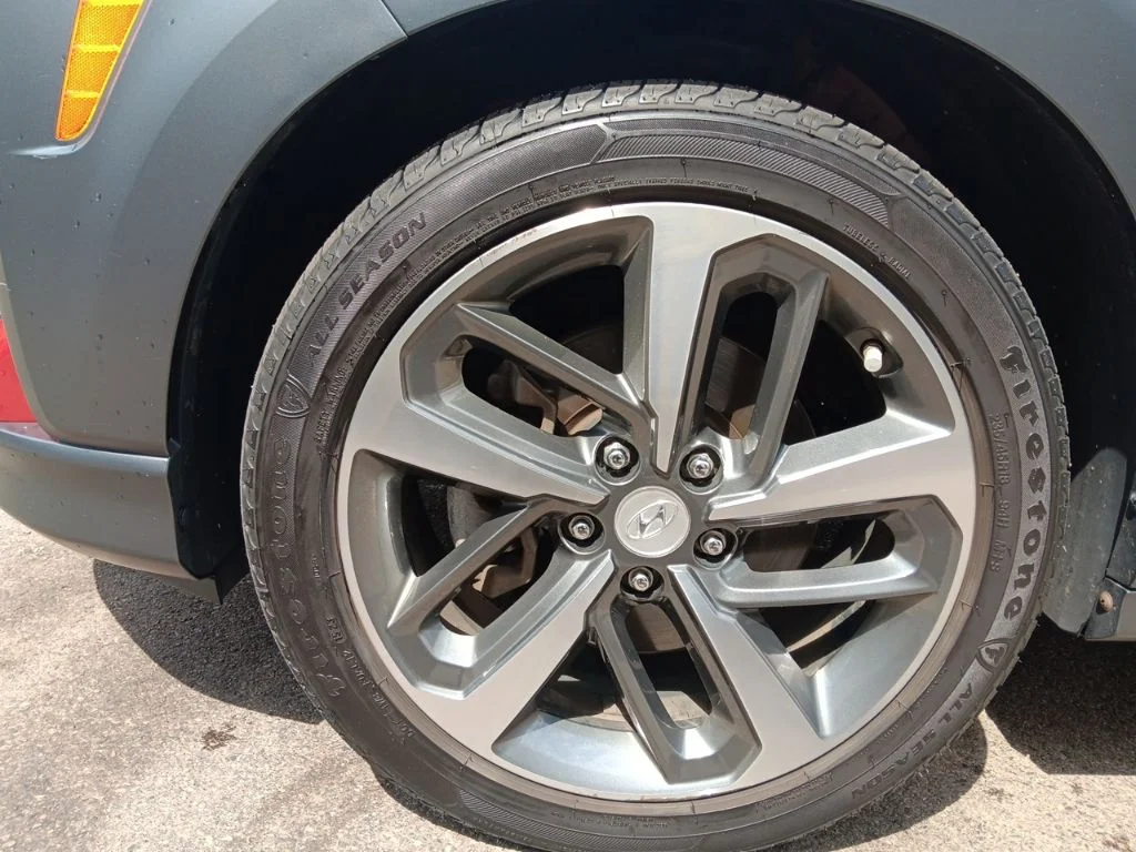 Used 2018 Pulse Red Hyundai Limited image 19