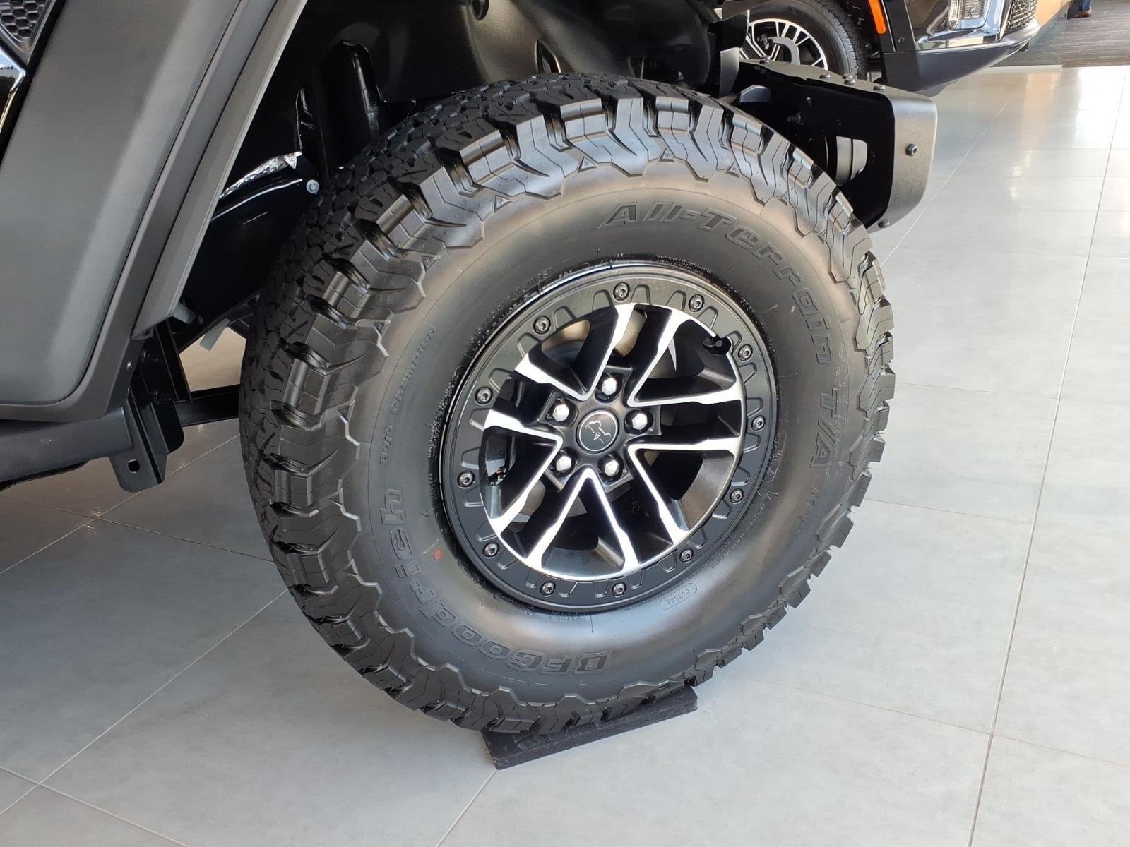 New 2026 Black Clear-Coat Exterior Paint Jeep  image 12