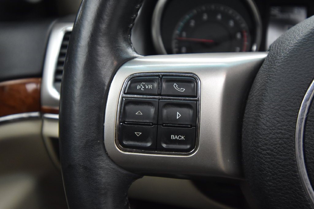 Used 2013 Bright White Clearcoat Jeep Limited image 29
