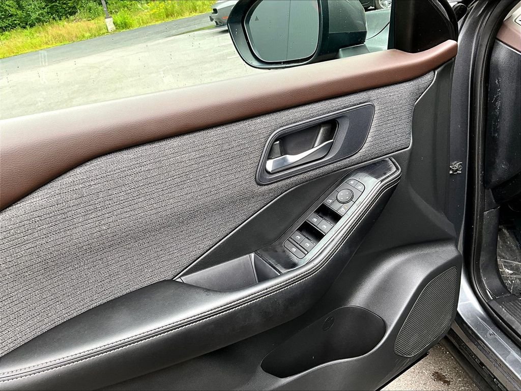 Used 2023 Gray Nissan SV image 9