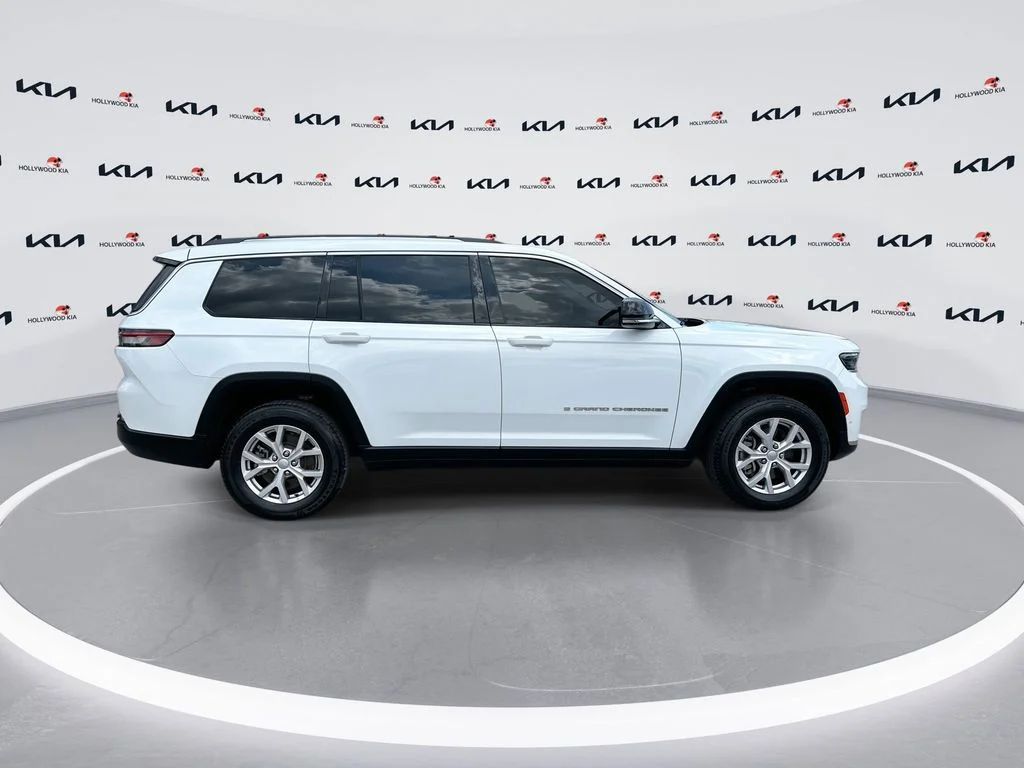 Used 2022 Bright White Clearcoat Jeep Limited image 9