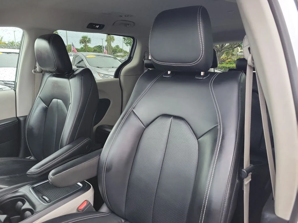 Used 2023 White Chrysler Touring L image 20