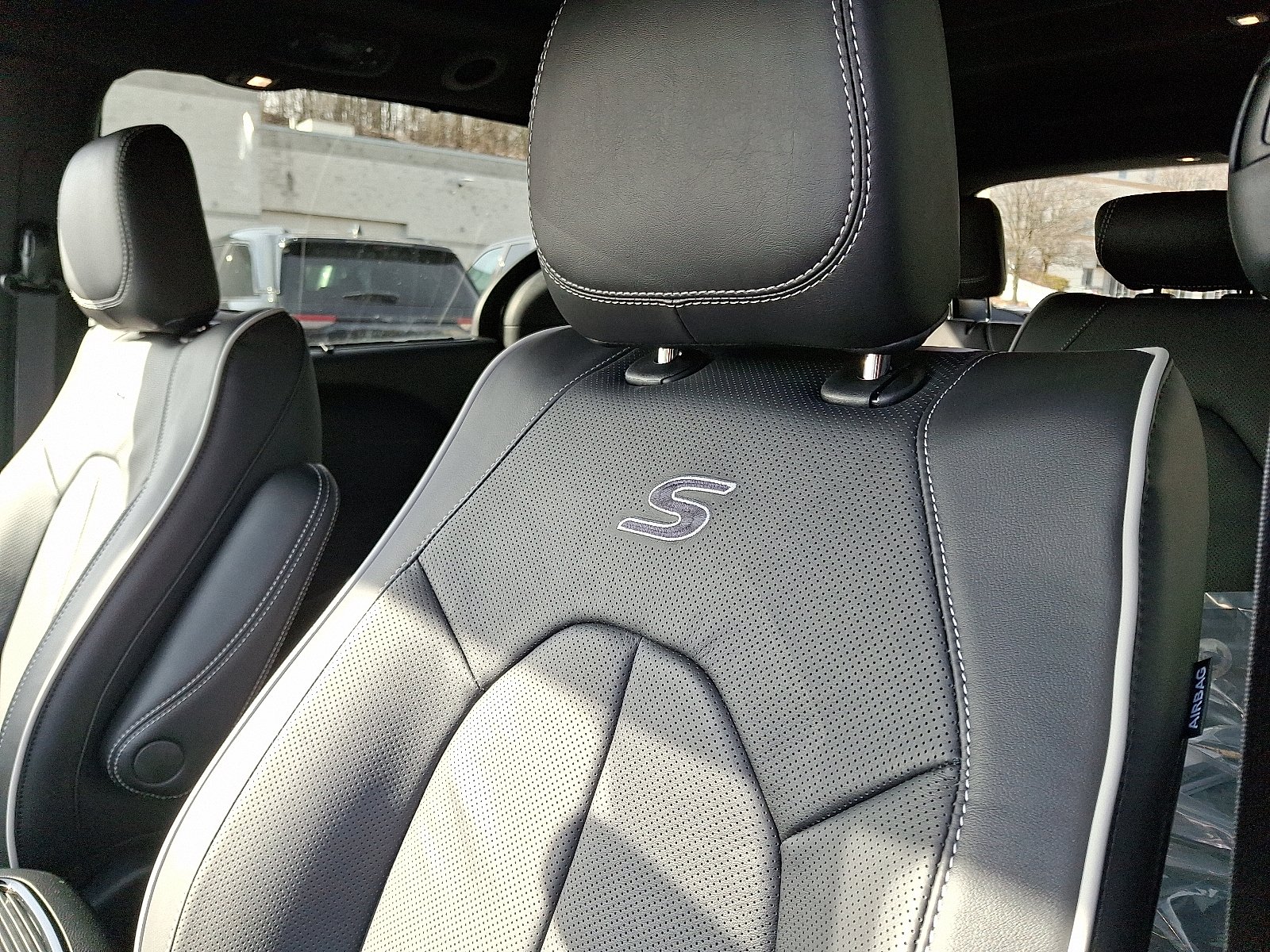 New 2026 Diamond Black Crystal Pearl-Coat Exterior Paint Chrysler Limited AWD image 12
