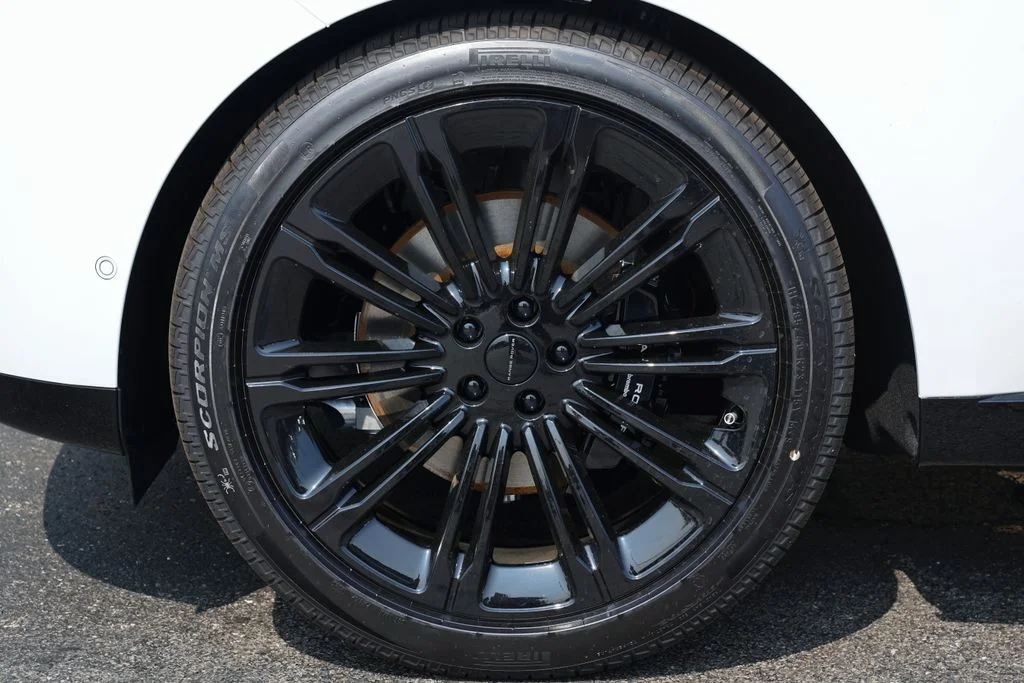 New 2026 Fuji White Land Rover SE image 9