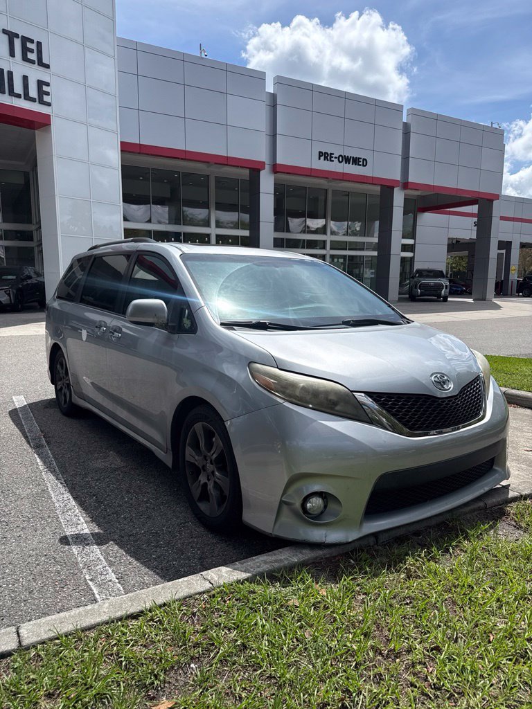 Used 2016 Silver Toyota SE image 6