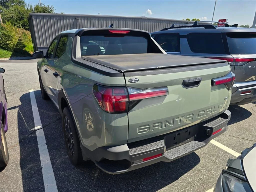 Used 2023 Green Hyundai SEL image 11