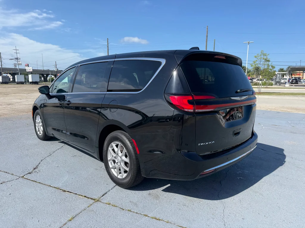 Used 2025 Diamond Black Crystal Pearlcoat Chrysler Select image 3