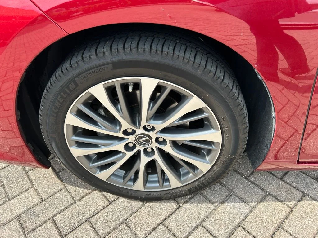 Used 2019 Red Lexus 300h image 12