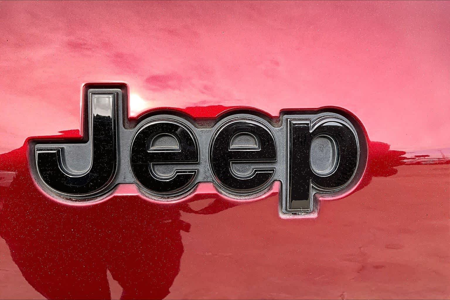Used 2023 Velvet Red Pearlcoat Jeep Limited image 31