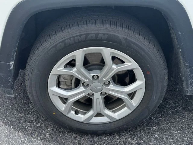 Certified Used 2024 White Jeep Latitude image 10