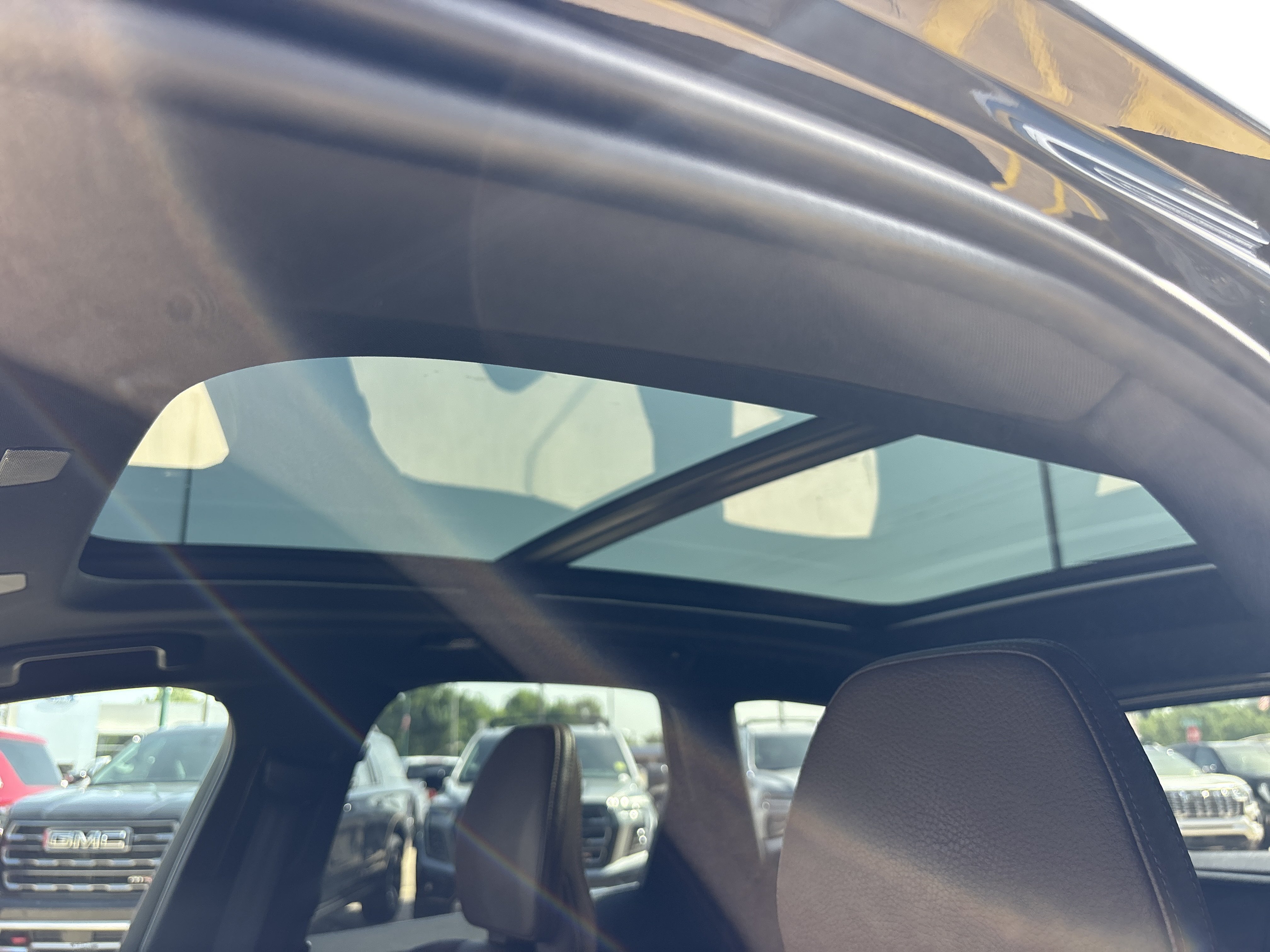 Used 2022 Onyx Black Metallic Volvo Momentum image 17