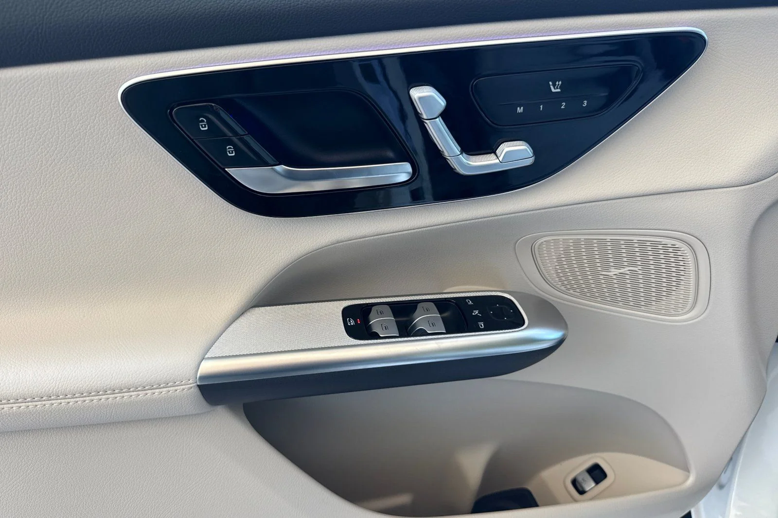 New 2027 Polar White Mercedes-Benz GLC 300 image 8