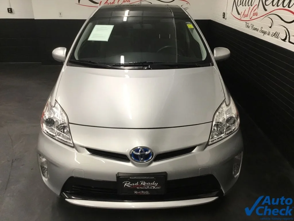 Used 2015 Silver Toyota Three image 4