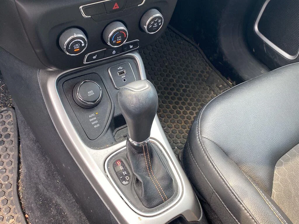 Used 2018 Granite Crystal Metallic Clearcoat Jeep Latitude image 19
