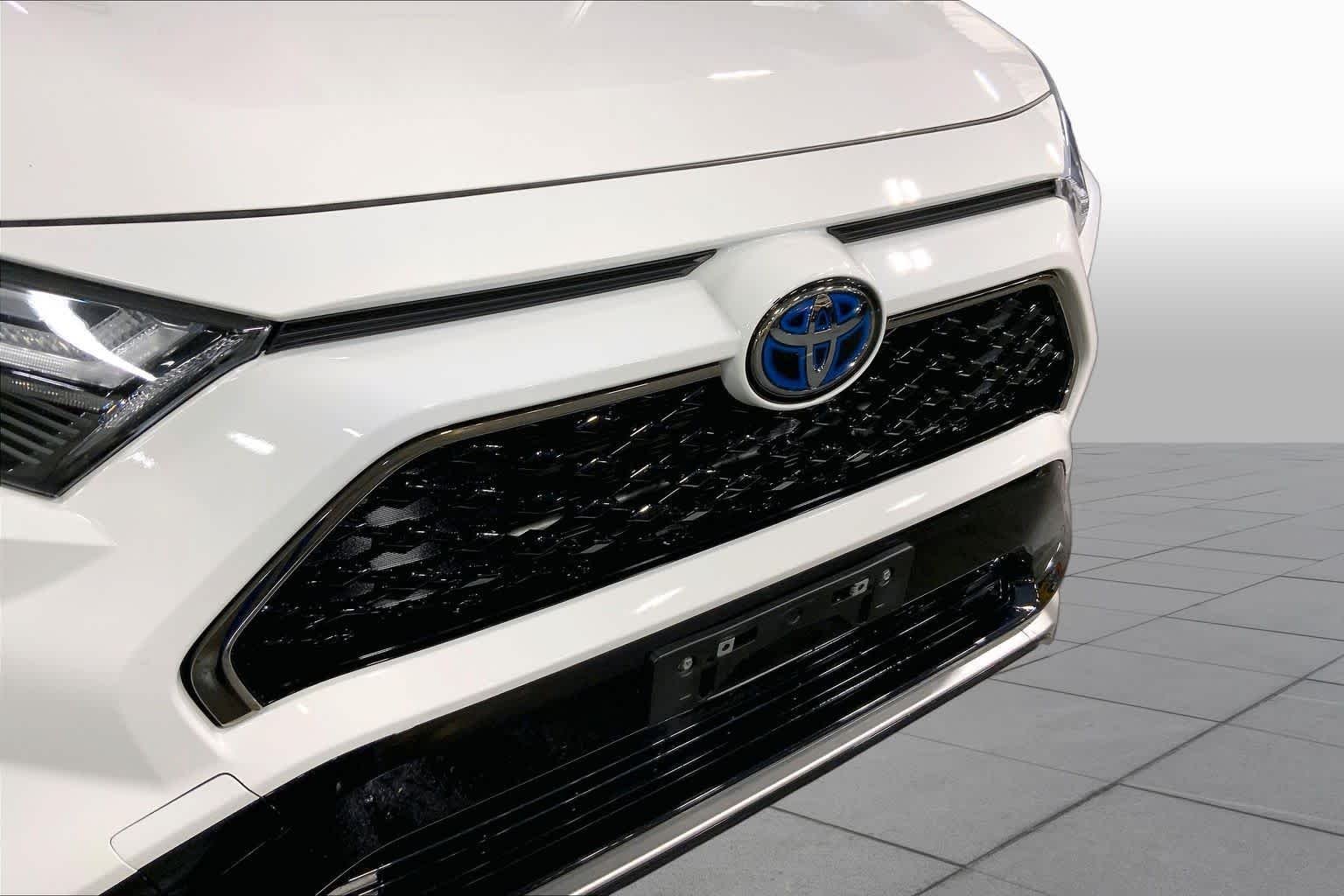 Used 2023 Ice Cap Toyota SE image 30