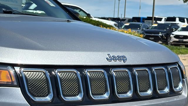 Used 2022 Silver Jeep Limited image 3