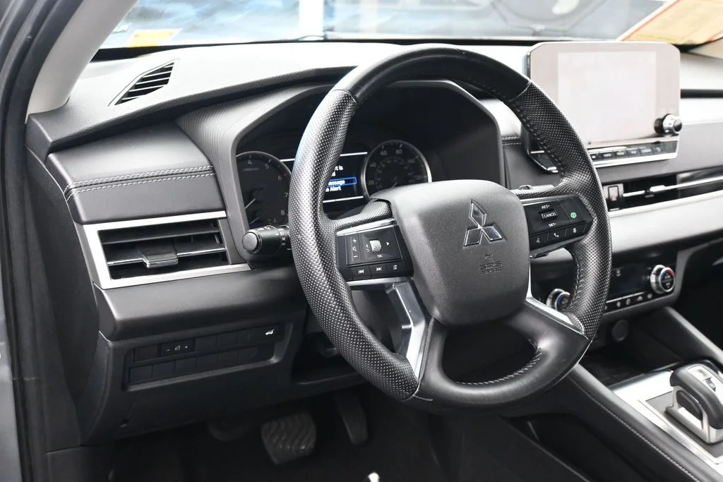 Used 2022 Silver Mitsubishi SEL image 16