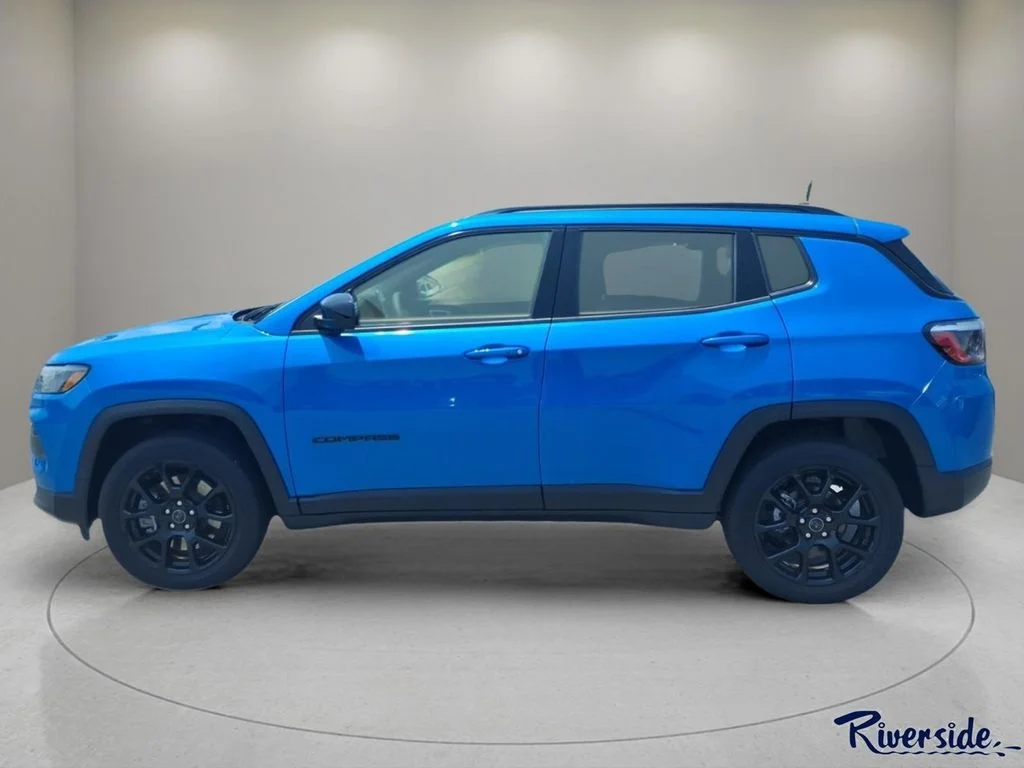 New 2025 Hydro Blue Pearl-Coat Exterior Paint Jeep Latitude image 3
