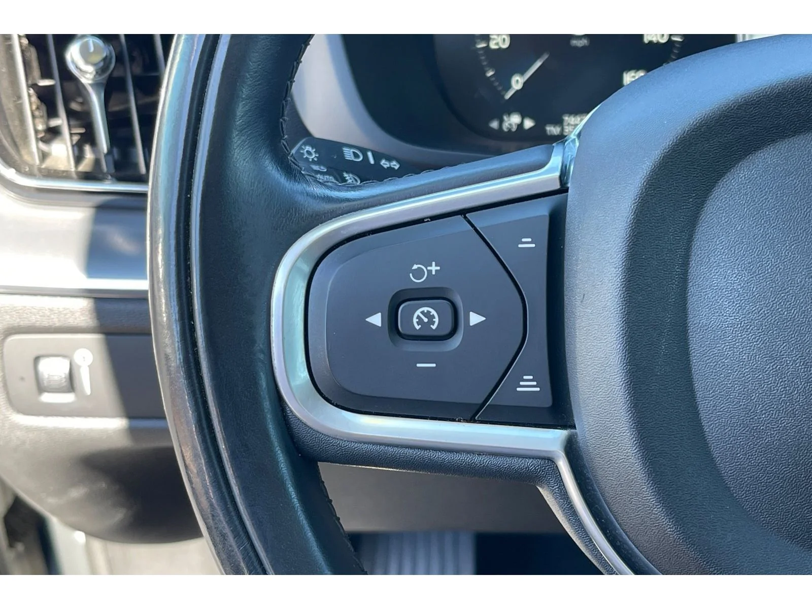Used 2018 Ice White Volvo Momentum image 37