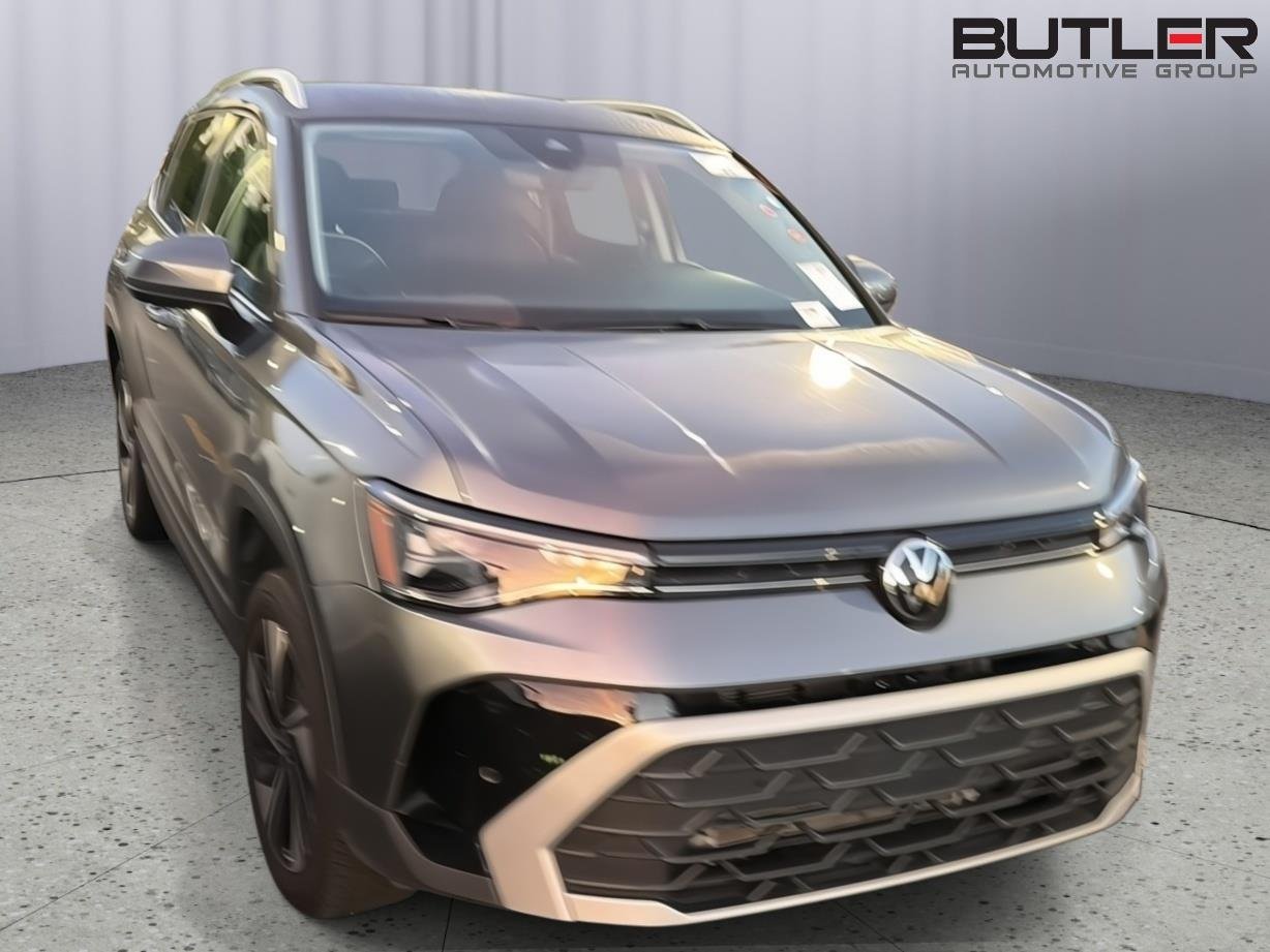 Used 2025 Platinum Gray Metallic Volkswagen SE image 5