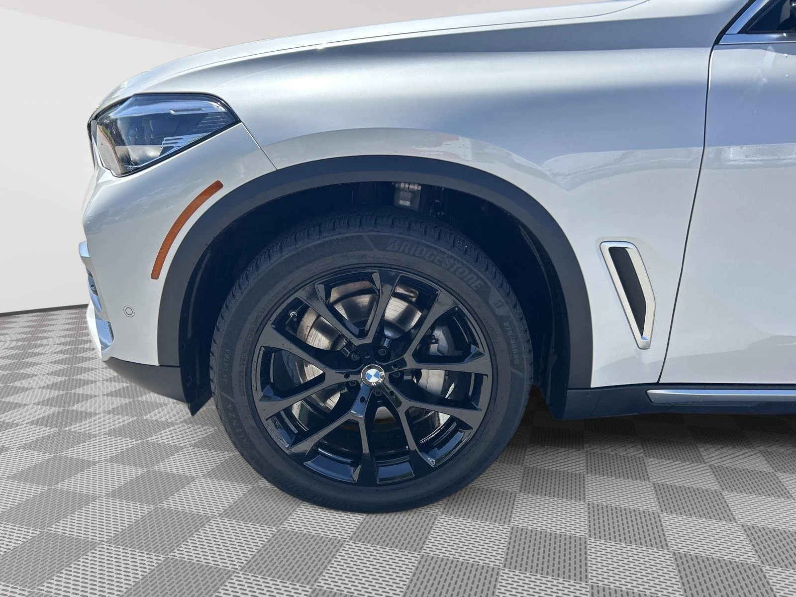 Used 2023 Mineral White Metallic BMW xDrive40i image 9