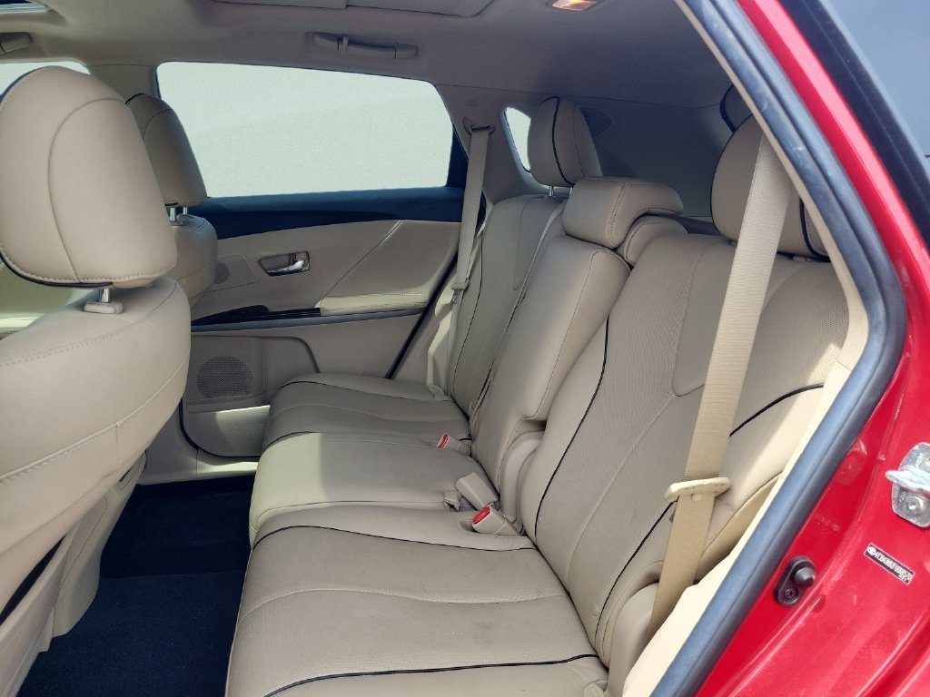 Used 2015 Red Toyota XLE image 10