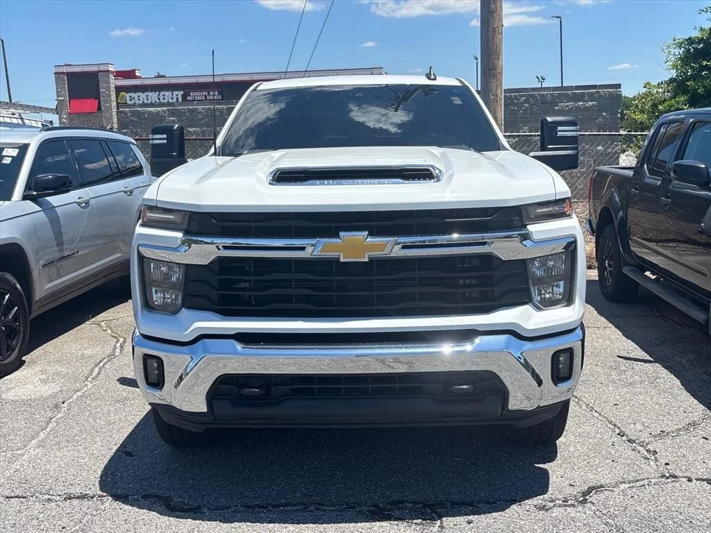 Used 2024 Summit White Chevrolet LT image 4