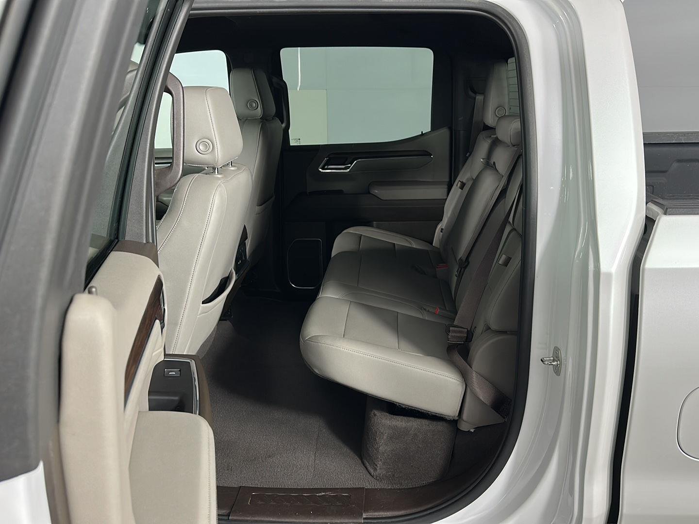 Used 2022 White Frost Tricoat GMC SLT image 25