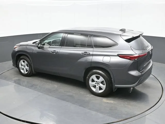 2022 Toyota Highlander LE - Photo 11