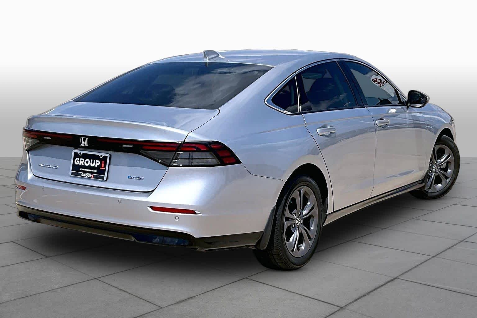 Used 2024 Solar Silver Metallic Honda EX-L image 13