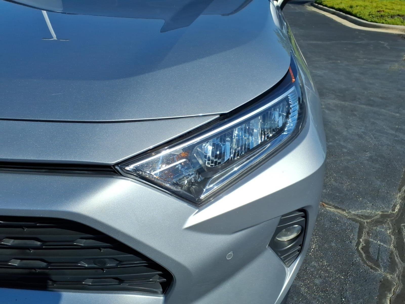 Used 2021 Silver Sky Metallic Toyota XLE Premium image 18