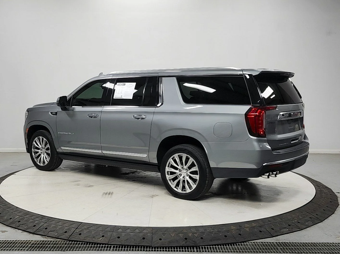 Used 2023 Silver GMC Denali image 5