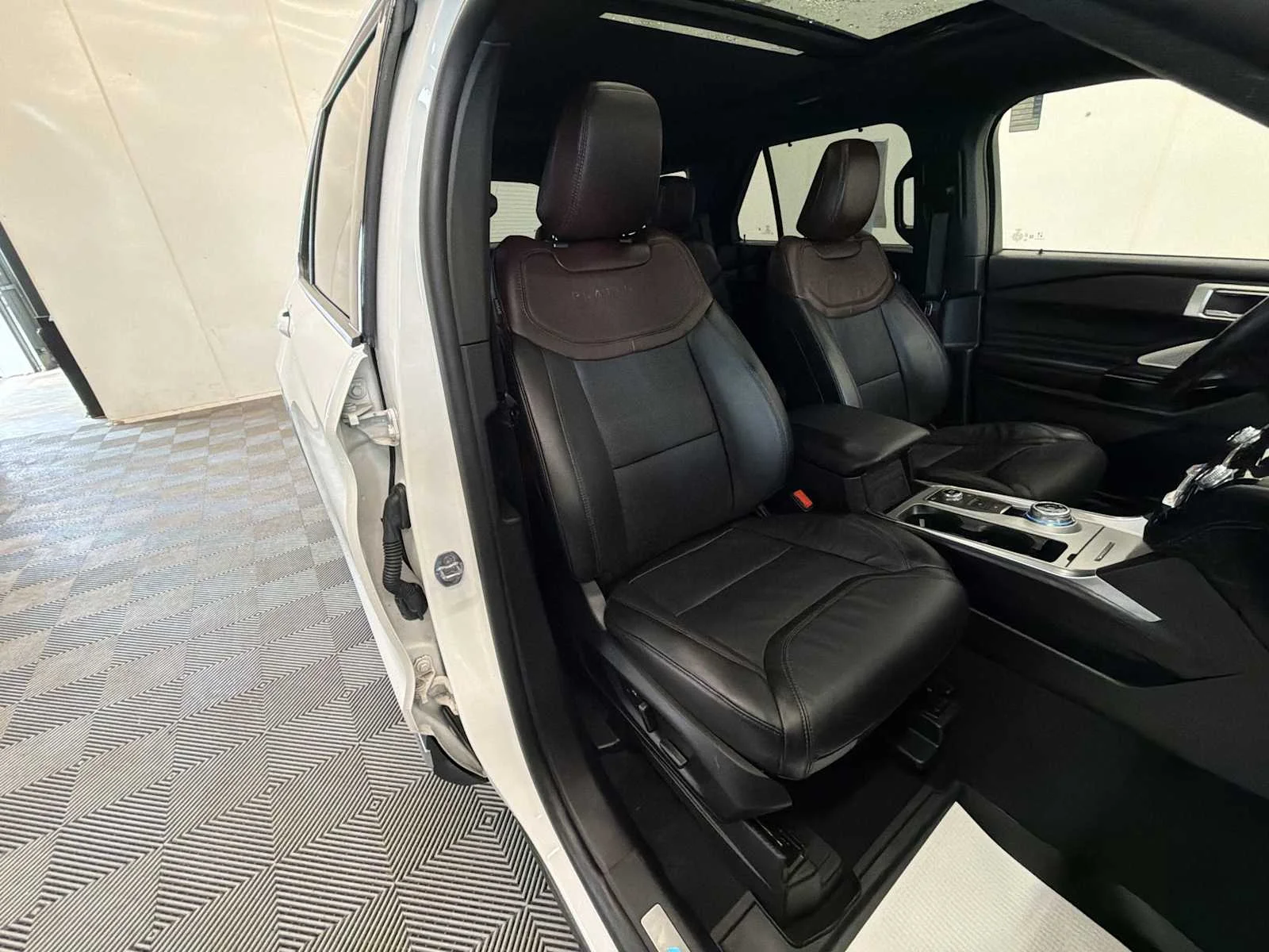 Used 2023 Star White Metallic Tri-Coat Ford Platinum image 27